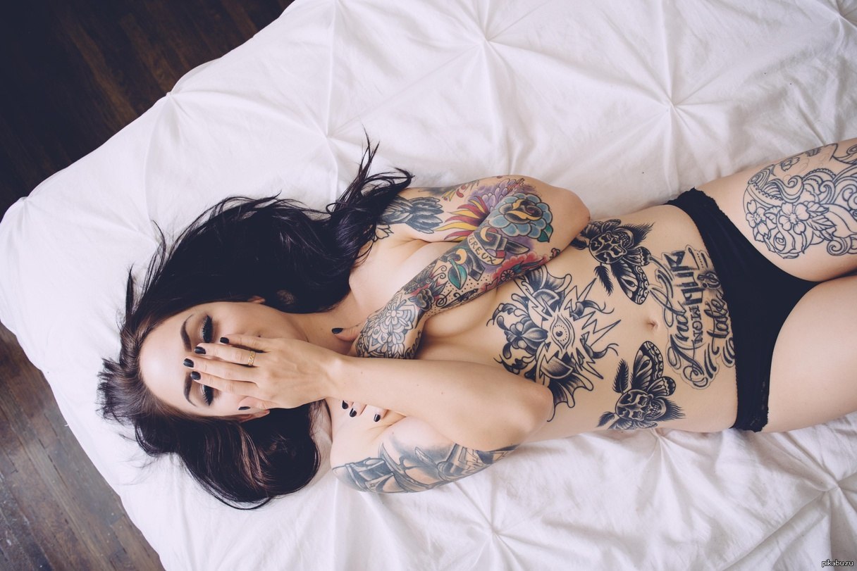 Татуированные девушки обнажают тела перед камерами